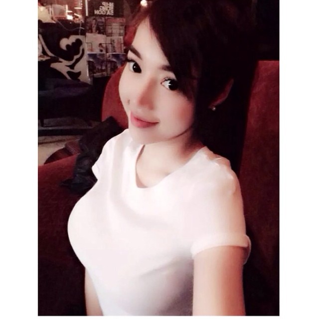 Elly Tran Ha Selfie Pictures Elly Tran Ha taking a selfie