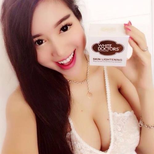 Elly Tran Ha Selfie Pictures Elly Tran Ha taking a selfie