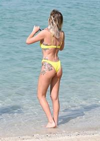 Laura Anderson sexy ass in a bikini showing some nice cleavage at the beach seen by paparazzi.









