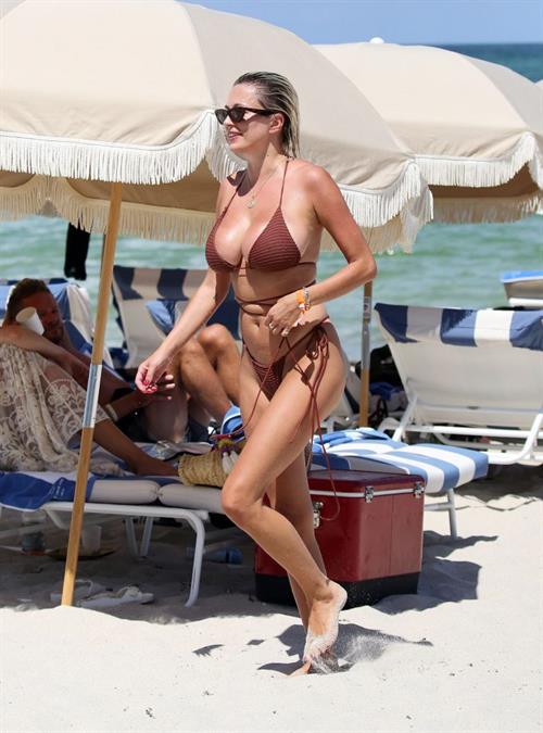 Caroline Vreeland Bikini Pictures Caroline Vreeland big boobs and sexy ass showing nice cleavage in a thong bikini at the beach seen by paparazzi.