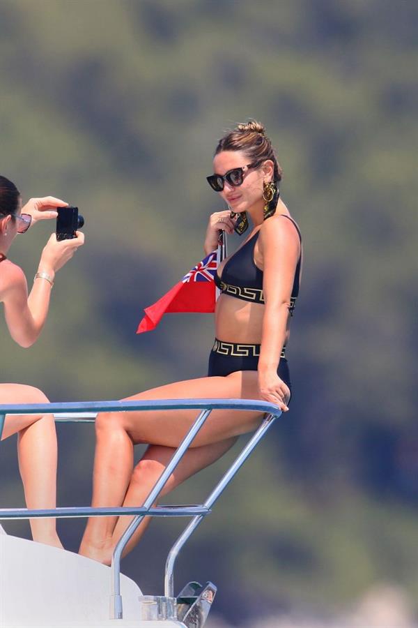 Sam Faiers sexy in a black versace bikini seen by paparazzi showing nice cleavage.






















