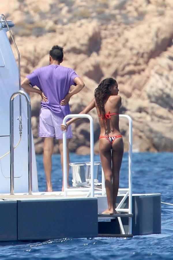 Willow Smith sexy ass in a bikini seen by paparazzi out on the water.






























