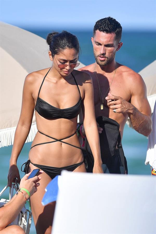 Ambra Gutierrez sexy ass and cleavage in a bikini at the beach seen by paparazzi.





































