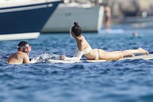 Cara Santana sexy ass in a thong bikini seen by paparazzi with Jesse Metcalfe.












































