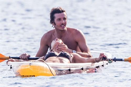 Alessandra Ambrosio sexy at the beach in a thong bikini and flashing her pussy to her boyfriend seen by paparazzi.











