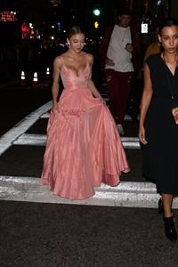 Sydney Sweeney big boobs showing nice cleavage in a sexy dress at the premiere of  Once Upon a Time in Hollywood  seen by paparazzi.












