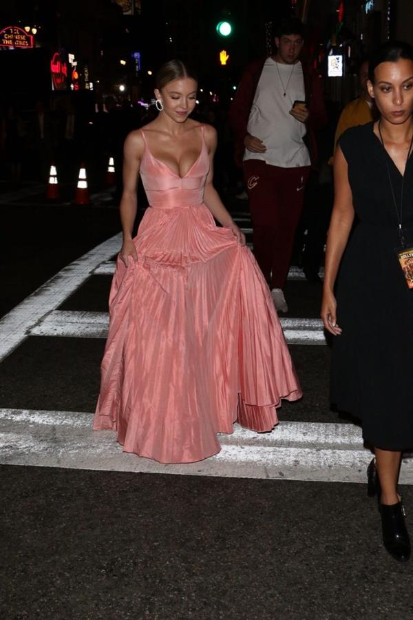 Sydney Sweeney big boobs showing nice cleavage in a sexy dress at the premiere of  Once Upon a Time in Hollywood  seen by paparazzi.












