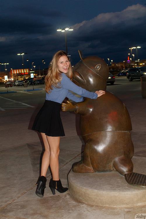 Katie Darling Titty Flashing