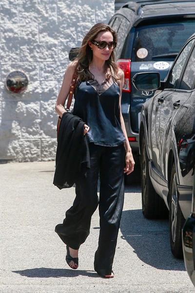 Angelina Jolie braless tits pokies in a black top seen by paparazzi showing her hard nipples.





























