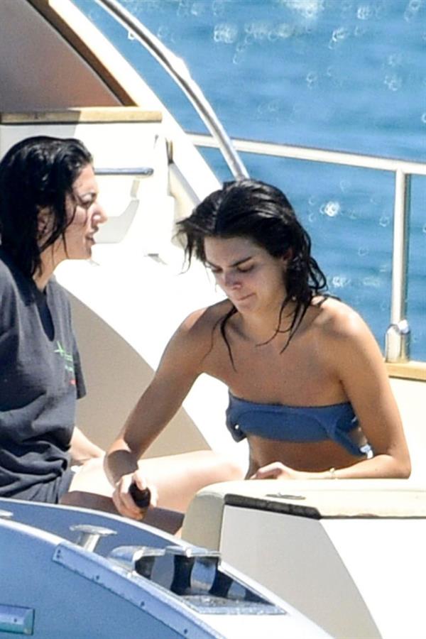 Kendall Jenner in a sexy bikini swimsuit on a yacht with Kourtney Kardashian seen by paparazzi.








































