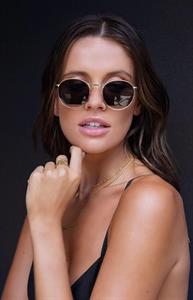 Tess Homann in lingerie