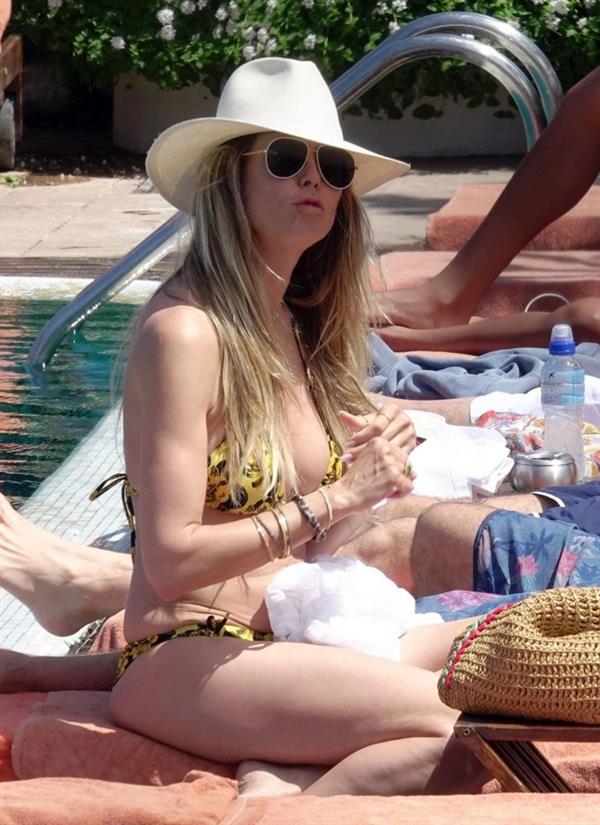 Heidi Klum nip slip in a sexy bikini seen by paparazzi and kissing her husband and flashing her boob.


