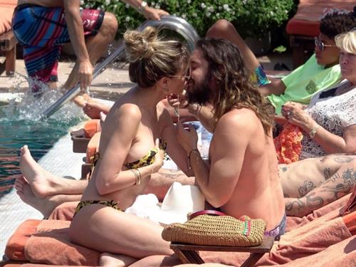 Heidi Klum nip slip in a sexy bikini seen by paparazzi and kissing her husband and flashing her boob.


