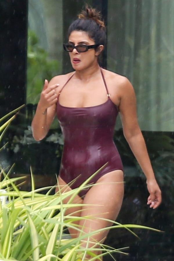 Priyanka Chopra sexy tits in a wet swimsuit seen by paparazzi.






