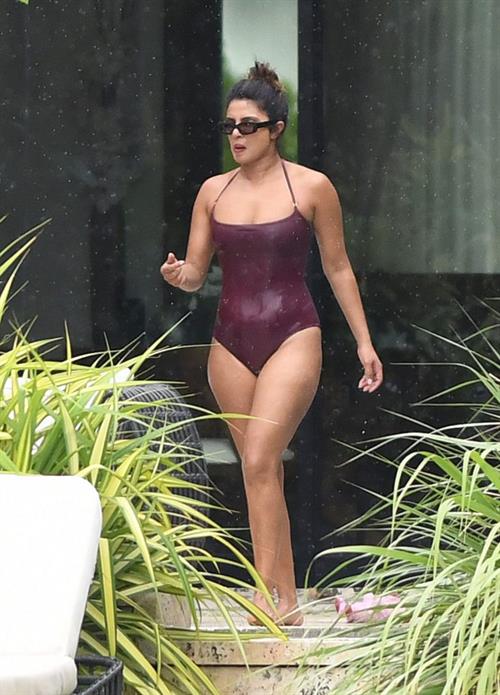 Priyanka Chopra sexy tits in a wet swimsuit seen by paparazzi.






