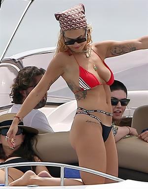 Rita Ora sexy ass in a thong bikini seen by paparazzi.
