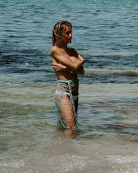 Kristin Cavallari topless seen by paparazzi at the beach covering her nude boobs with her arms.







