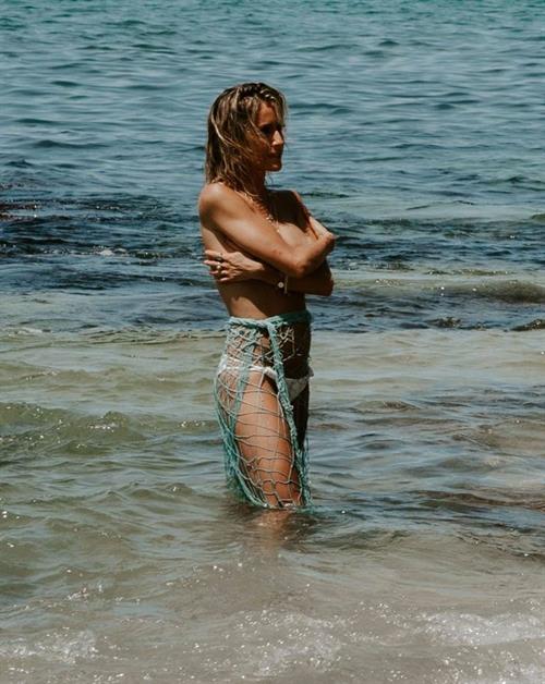 Kristin Cavallari topless seen by paparazzi at the beach covering her nude boobs with her arms.







