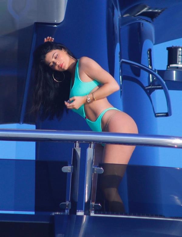 Kylie Jenner sexy ass in a swimsuit on her mega yacht seen by paparazzi.

