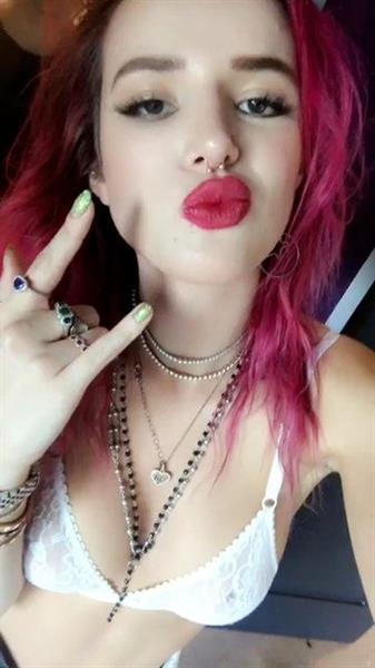 Bella Thorne taking a selfie