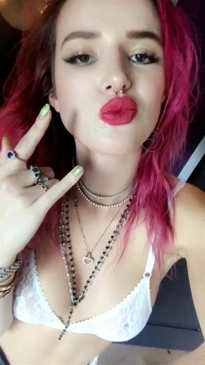 Bella Thorne taking a selfie