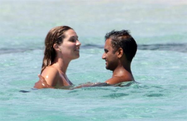 Serena Skov Campbell caught nude by paparazzi with her topless boobs exposed at the beach with her boyfriend Aziz Ansari.








