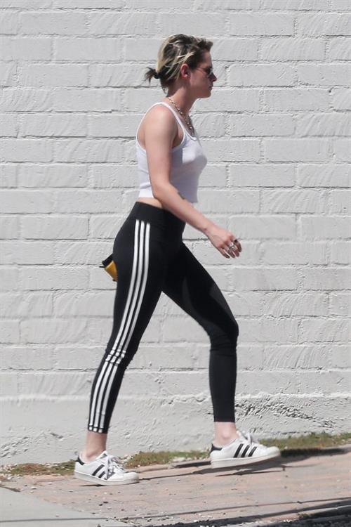 Kristen Stewart braless tits pokies seen by paparazzi in a white top ...