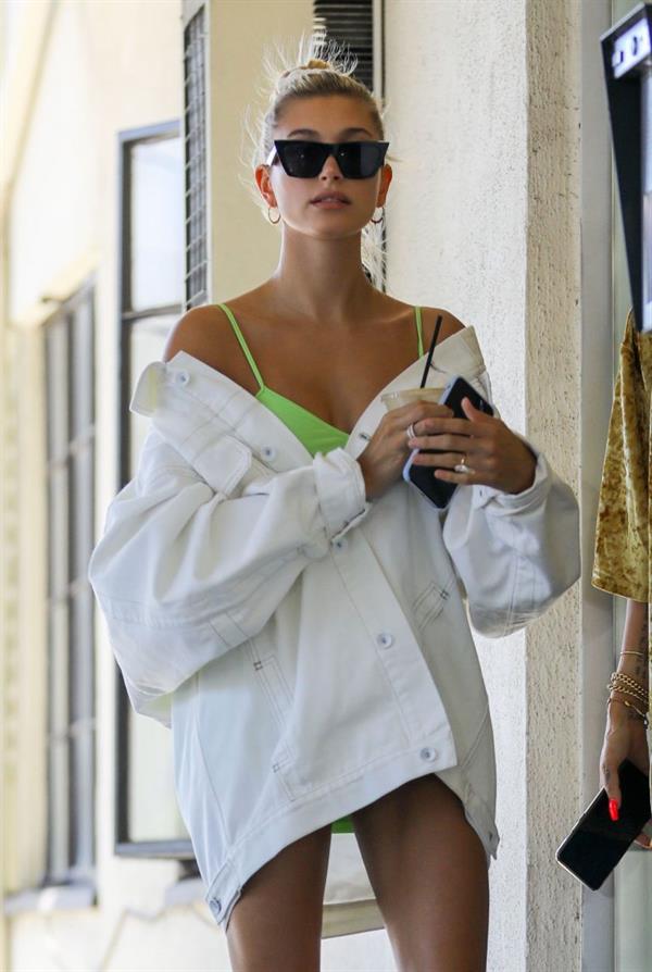 Hailey Baldwin sexy in a green dress and jacket seen by paparazzi.


















