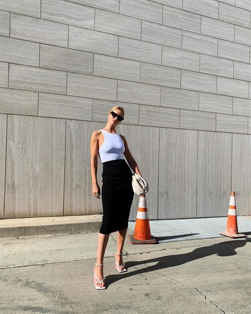 Rosie Huntington-Whiteley Pictures Rosie Huntington-Whiteley braless tits in a tight white top showing off her boobs.