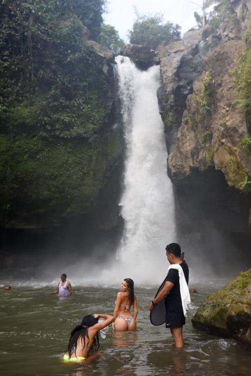 Demi Rose sexy ass and cleavage in a new bikini photo shoot in Bali.


