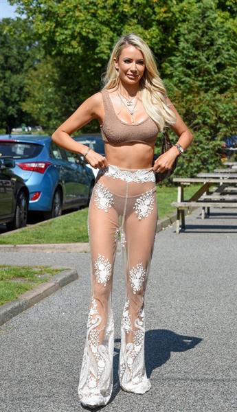 Olivia Attwood sexy ass and boobs showing nice cleavage seen by paparazzi.










