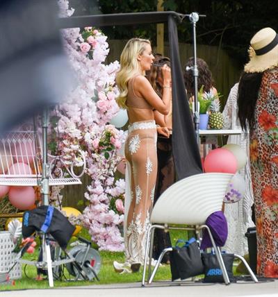 Olivia Attwood sexy ass and boobs showing nice cleavage seen by paparazzi.









