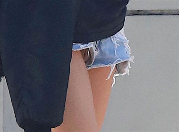Stella Maxwell nude pussy flash wardrobe malfunction seen by paparazzi in jean shorts.











