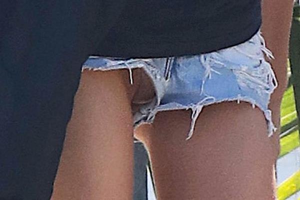 Stella Maxwell nude pussy flash wardrobe malfunction seen by paparazzi in jean shorts.











