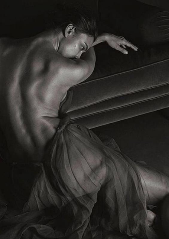Irina Shayk nude new photo shoot showing her topless boobs.






















