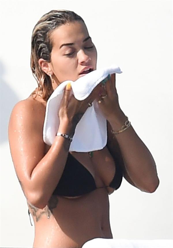 Rita Ora sexy ass and boobs in a thong bikini showing nice cleavage on a yacht seen by paparazzi.





























