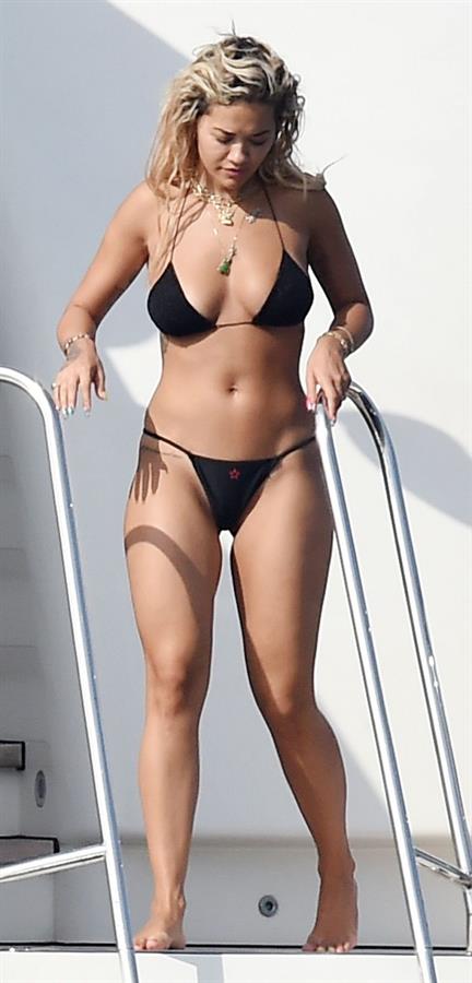 Rita Ora sexy ass and boobs in a thong bikini showing nice cleavage on a yacht seen by paparazzi.





























