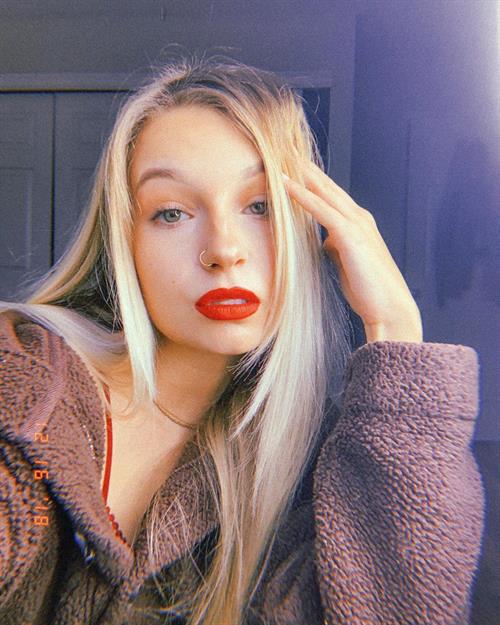 Skye Raae taking a selfie