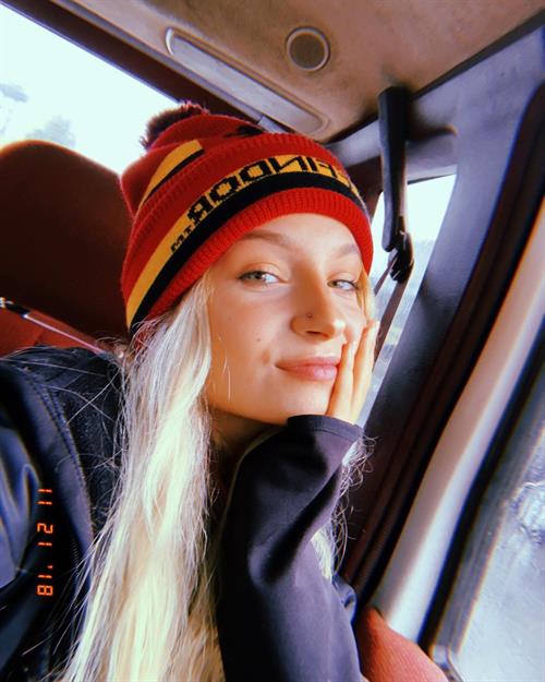 Skye Raae taking a selfie