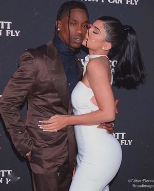 Kylie Jenner sexy ass in a tight white dress with Travis Scott at the premiere of  Look Mom I Can Fly .





































