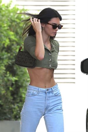 Kendall Jenner braless boobs showing nice underboob cleavage seen by paparazzi in a revealing little top.




