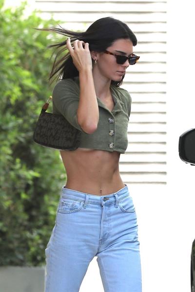Kendall Jenner braless boobs showing nice underboob cleavage seen by paparazzi in a revealing little top.




