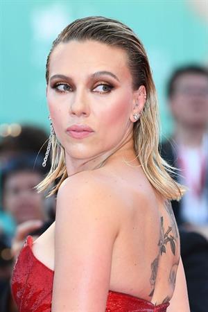 Scarlett Johansson sexy in a red dress at the Venice Film Festival.













