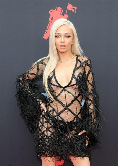 Mariahlynn braless boobs nip slips in a very revealing see through dress showing off her tits on the red carpet at the MTV VMA's seen by paparazzi.













