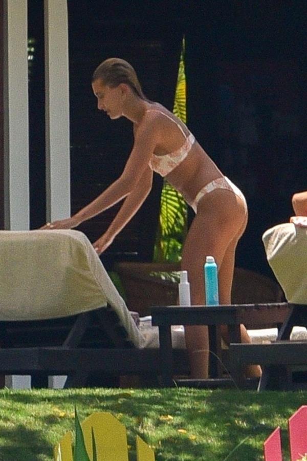 Hailey Baldwin and Kendall Jenner tanning in sexy thong bikinis seen by paparazzi.
























