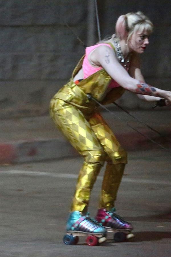 Margot Robbie sexy filming an action scene as Harley Quinn in the new movie  Birds of Prey .

















