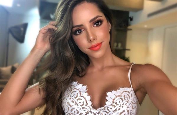 Silvy Araujo in lingerie taking a selfie