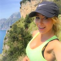 Sara Jean Underwood taking a selfie