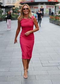 Amanda Holden braless boobs in a pink dress showing off her tits pokies seen by paparazzi.

