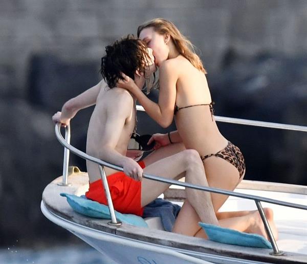 Lily-Rose Depp sexy ass in a little thong bikini making out with Timothee Chalamet on a boat seen by paparazzi.





